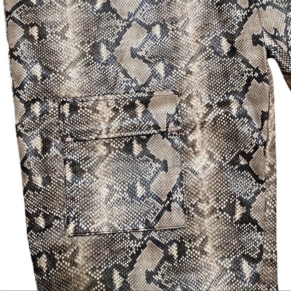 NWT PrettyLittleThing Plus Taupe Snake Print Pocket Detail Crop Trousers - Picture 4 of 9